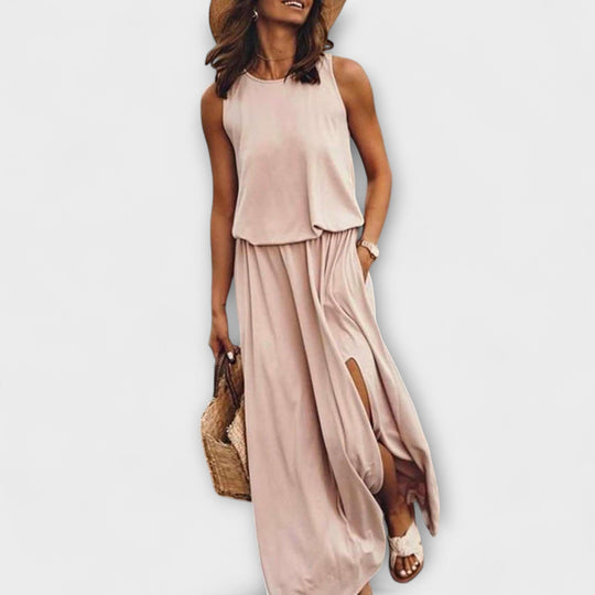 Airy - sleeveless dress with round neckline and slit